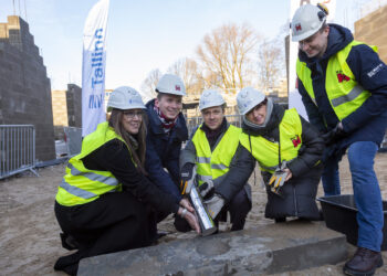 Nurgakivi asetasid lasteaiale Kelluke Tallinna abilinnapea Vadim Belobrovtsev, Põhja-Tallinna vanem Manuela Pihlap, lasteaia direktor Tamara Borsuk ja Mapri Ehitus tegevjuht Tarmo Roos.