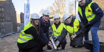 Nurgakivi asetasid lasteaiale Kelluke Tallinna abilinnapea Vadim Belobrovtsev, Põhja-Tallinna vanem Manuela Pihlap, lasteaia direktor Tamara Borsuk ja Mapri Ehitus tegevjuht Tarmo Roos.