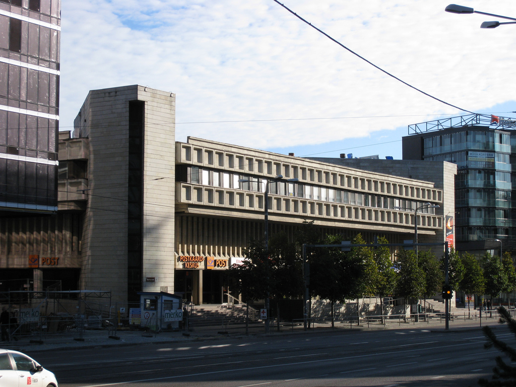 Karbi loomingust jäid ärihuvidele jalgu Sakala keskus ja postimaja, millest tänaseks on saanud klaasist kaubamajad. Fotod: Wikipedia