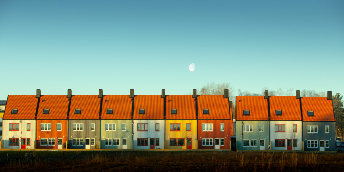 Ehitame puidust: jätkusuutliku ehituse ala. Rootsis on puit popp: fotol Timbeco poolt ehitatud puidust ridamajade projekt Lillgardenis, mis osales mullu ka aasta tehasemaja konkursil ja võitis parima puidukasutuse eripreemia. Foto: David Asplund