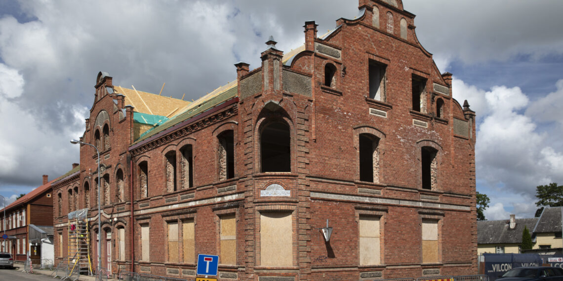 Ajaloolisest majast sai linna uhkus. Bauroc plokkide abiga on Viljandis Posti tänav 9 saanud uue hingamise üks uhke ja väärika ajalooga maja.