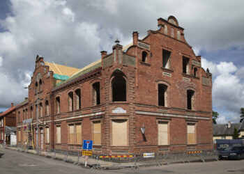 Ajaloolisest majast sai linna uhkus. Bauroc plokkide abiga on Viljandis Posti tänav 9 saanud uue hingamise üks uhke ja väärika ajalooga maja.