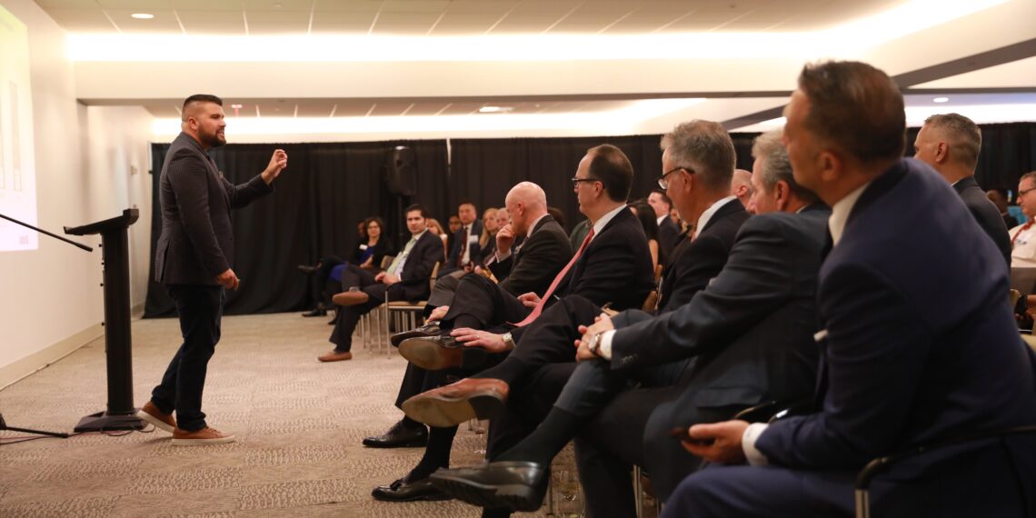 Luubi all katused ja fassaadid: EKFML ning Ehituskeskus korraldavad messil Eesti ehitab 2022 katuse- ja fassaadipäeva. Foto: Unsplash