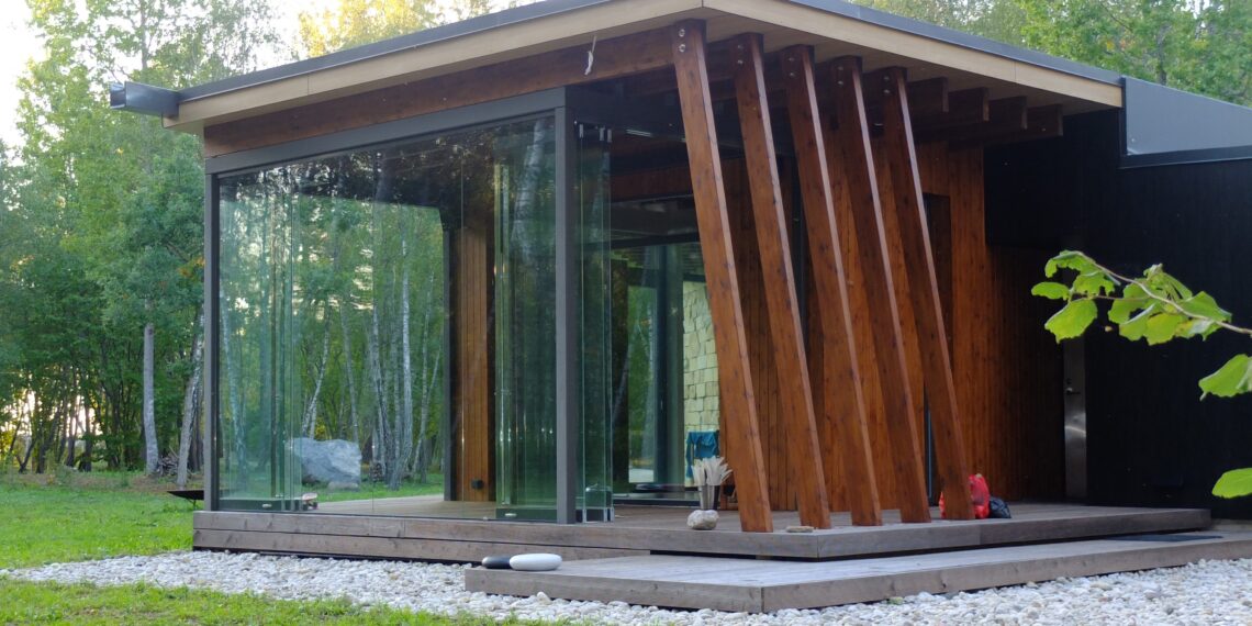 Kodu Läänemaa kaasikus. Palju häid asju: palju aknaid, palju avarust ja palju mõnusaid vaateid. Foto: erakogu