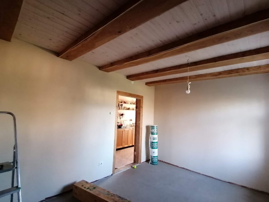 Vana maja remont. Viimane lihv ja siis saab mööbli taas tuppa tuua: seinad on kaetud  savikrohviga, valatud on uus põrand, mis ootab veel laudu. Foto: Kadri Tamm