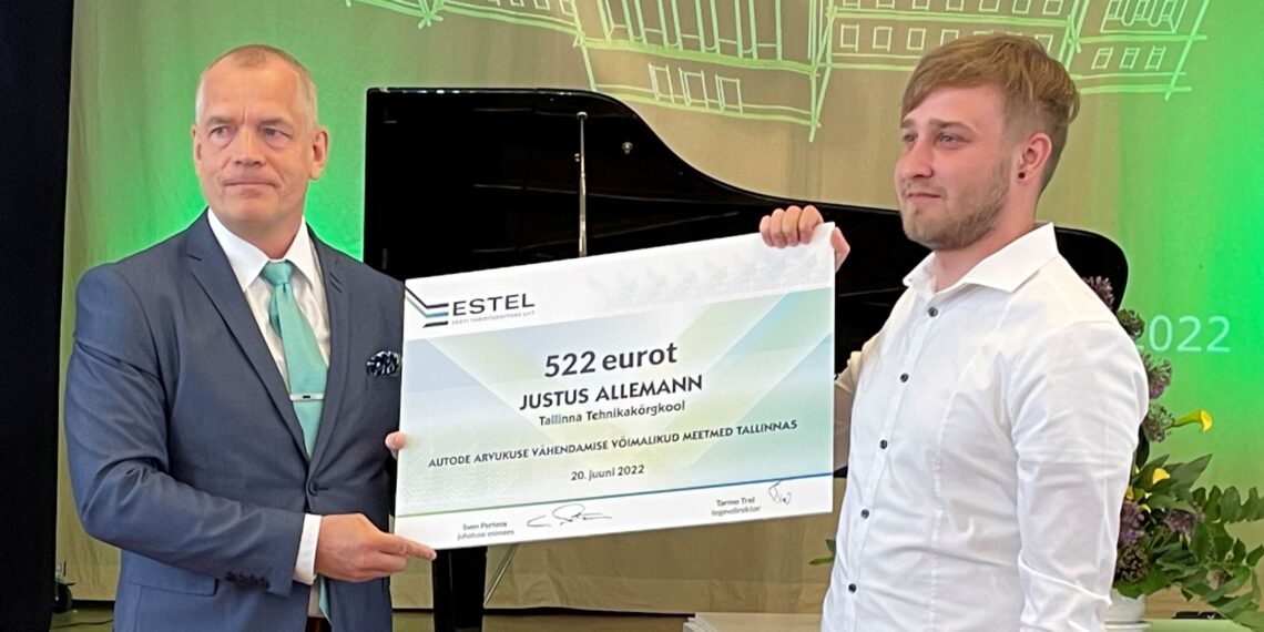 Eesti Taristuehituse Liit valis parimad lõputööd. Tallinna Tehnikakõrgkoolist Justus Allemann Eesti Taristuehituse Liidult parima lõputöö auhinda vastu võtmas. Foto: Tarmo Trei