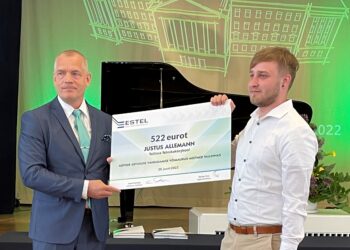 Eesti Taristuehituse Liit valis parimad lõputööd. Tallinna Tehnikakõrgkoolist Justus Allemann Eesti Taristuehituse Liidult parima lõputöö auhinda vastu võtmas. Foto: Tarmo Trei