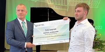 Eesti Taristuehituse Liit valis parimad lõputööd. Tallinna Tehnikakõrgkoolist Justus Allemann Eesti Taristuehituse Liidult parima lõputöö auhinda vastu võtmas. Foto: Tarmo Trei