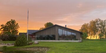 Ristkihtnaelpuidust talumajja jagub avarust ja valgust. Foto: Ivo Tomson. Ristkihtnaelpuit on peamiseks ehitusmaterjaliks Tõrva lähistel asuvas hubases kodus.