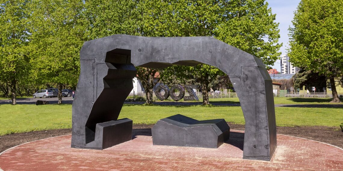 Skulptuur pakub mängurõõmu ja puhkepaika, mammuti kujutis tekib skulptuuris olevast tühjast alast. Foto: erakogu