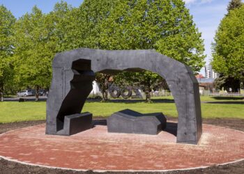 Skulptuur pakub mängurõõmu ja puhkepaika, mammuti kujutis tekib skulptuuris olevast tühjast alast. Foto: erakogu