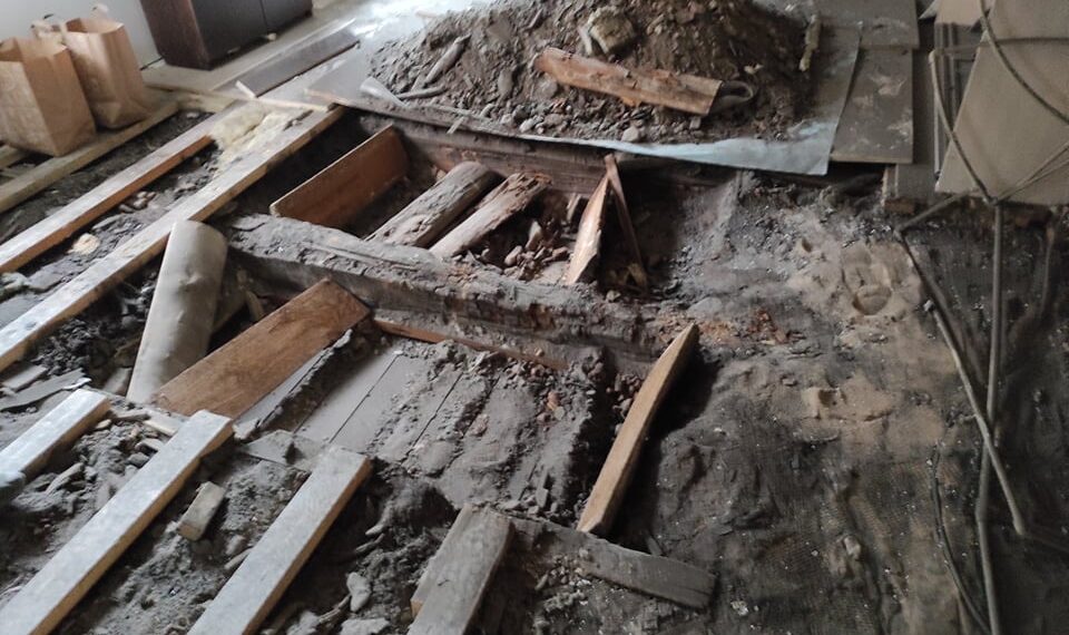 Salakavalad ehitusvead. Korter Toompuiesteel: konstruktsiooni avades selgus, et kandvad põrandatalad olid väga halvas seisus. Foto: remondifirma.ee