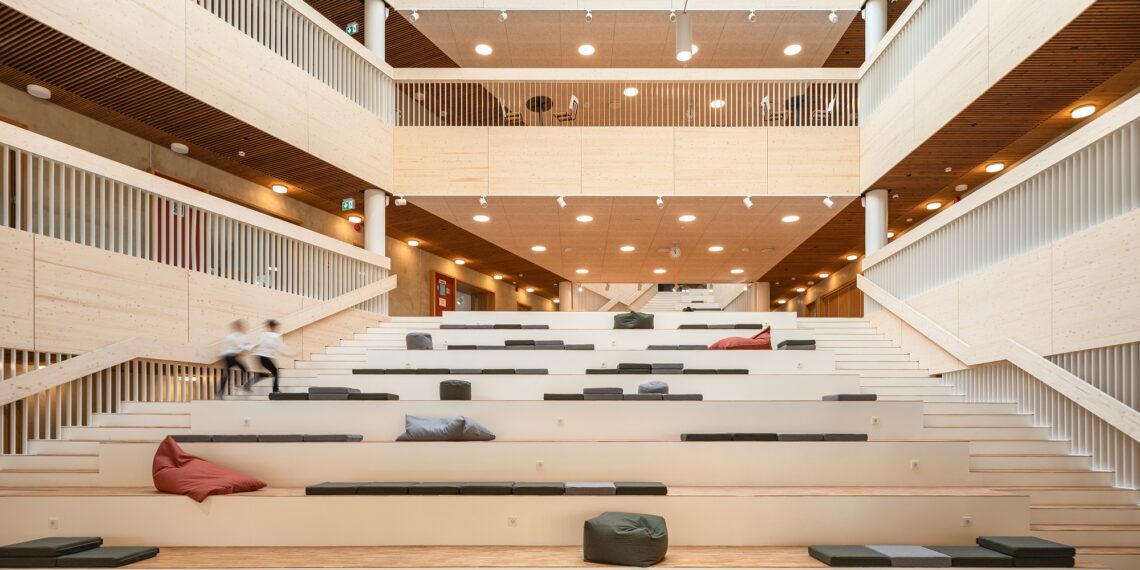 Sisearhitektuuris on eelistatud neutraalseid toone ja naturaalseid ajas kestvaid materjale: värvi ja sagimist toovad majja koolijütsid ise. Foto: Tõnu Runnel