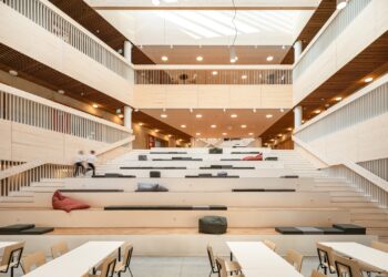 Sisearhitektuuris on eelistatud neutraalseid toone ja naturaalseid ajas kestvaid materjale: värvi ja sagimist toovad majja koolijütsid ise. Foto: Tõnu Runnel