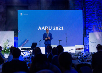 Transpordiamet ja Eesti Taristuehituse Liit kuulutavad välja konkursi Aadu Lassi nimelisele teedevaldkonna auhinnale. Fotol Aadu Lassi nimelise auhinna tänuüritus 2021. aastal. Foto: Transpordiamet