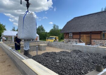 Kivihoone soojustamine. Vahtklaas-kergkillustiku paigaldus kaasaegse savihoone põranda alla. Foto: Marko Kikas