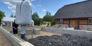 Kivihoone soojustamine. Vahtklaas-kergkillustiku paigaldus kaasaegse savihoone põranda alla. Foto: Marko Kikas