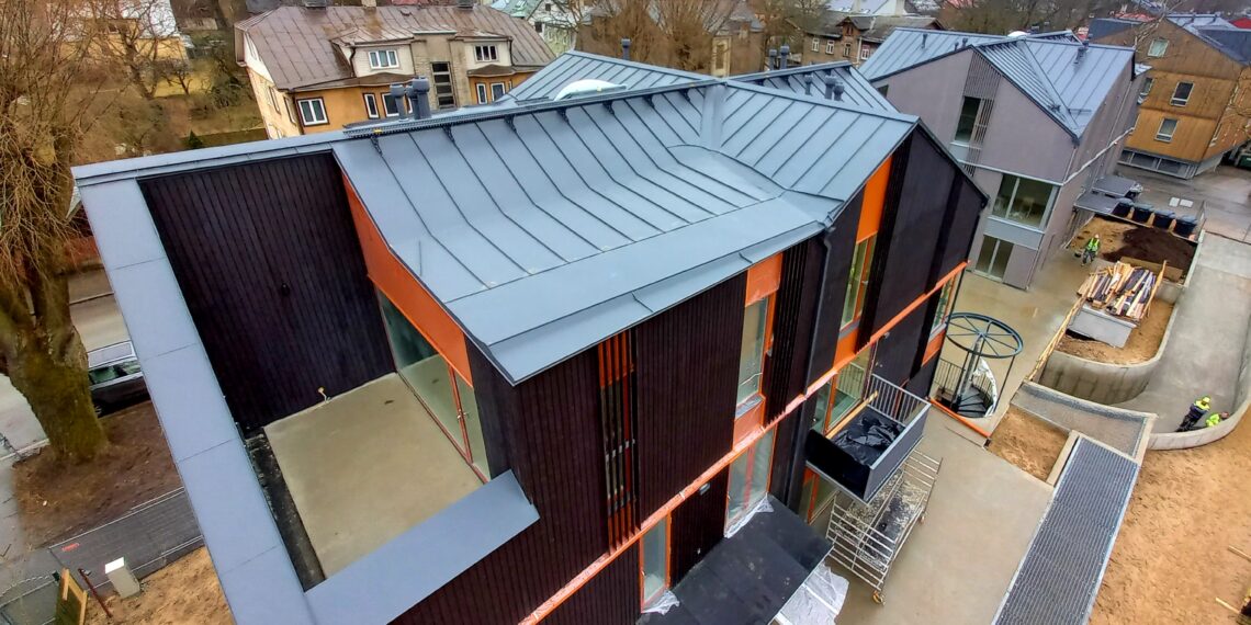 Aasta katus 2022 kandidaat. Kindel Katus OÜ: oskuslikult ehitatud valtsplekkkatusega kortermaja Ristiku tänaval.