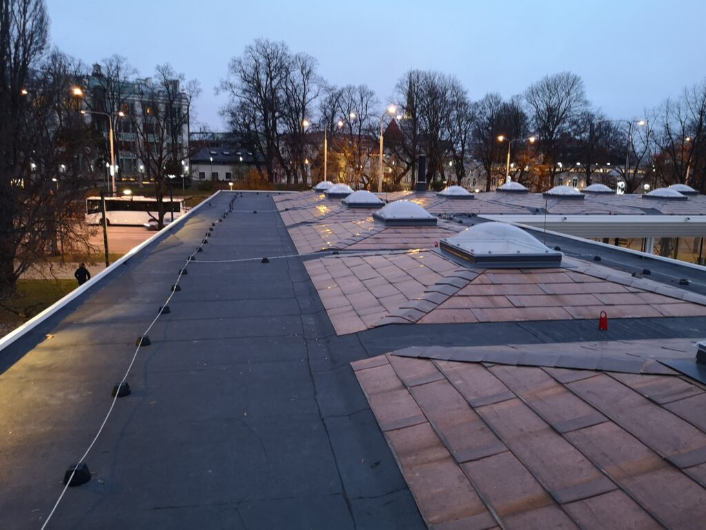 Aasta katus 2022 kandidaat. Palmer Grupp OÜ: Pärnu mnt 3 katuse põhimaterjaliks on vasega kaetud bituumenplaadid.