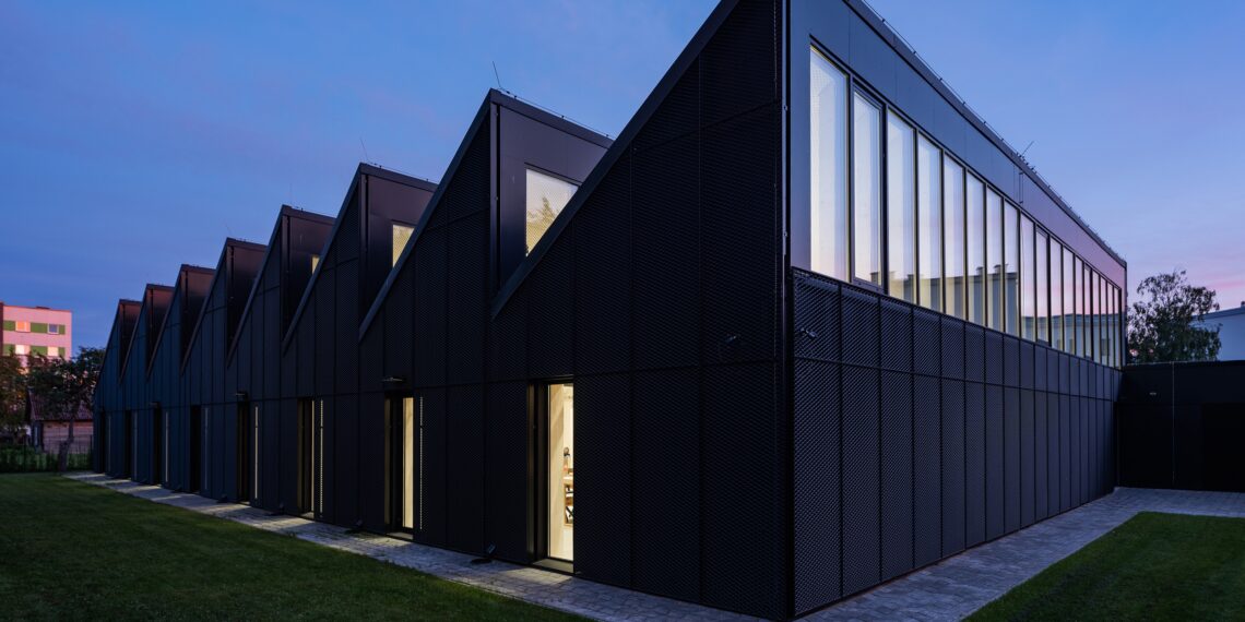 Rakvere töö- ja tehnoloogiakeskus. Arhitekt/büroo: Joel Kopli / KUU arhitektid. Foto: Tõnu Tunnel / Aasta puitehitis 2022