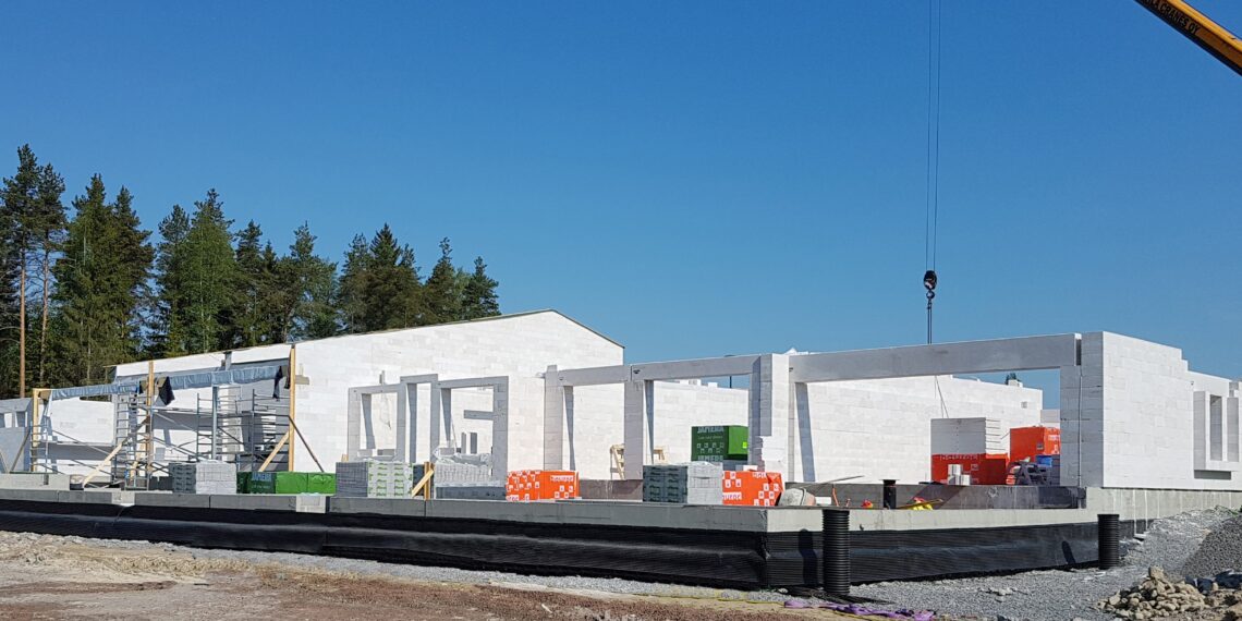 Bauroc, poorbetoon 100. Tänu unikaalsetele omadustele leiab bauroci poorbetoon üha enam kasutust nii tööstushoonete, eramute kui ka ühiskondlike hoonete ehituses.