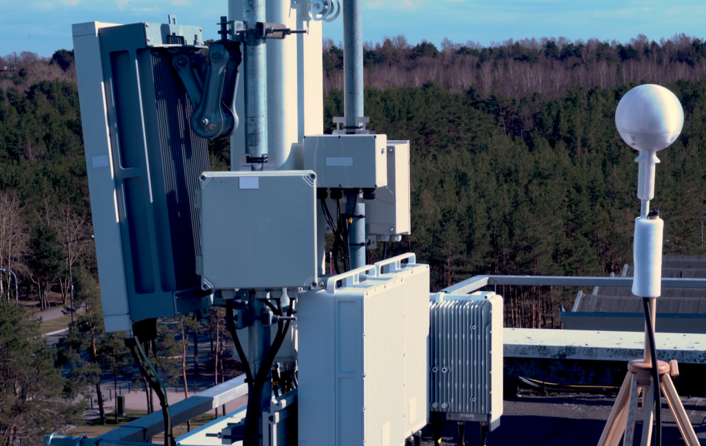Elektromagnetvälja seire mobiilsidetugijaama vahetus läheduses.  Foto: Tallinna Tehnikaülikool