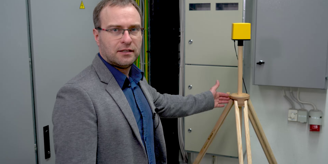 Elektromagnetväljad. Lauri Kütt näitab elektrivälja analüsaatorit. Foto: Tallinna Tehnikaülikool