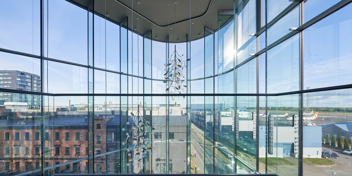 Alma Tominga ärihoones on palju rohelust ja avarust, klaas ja betoon moodustavad terviku. Foto: Kristian Kruuser