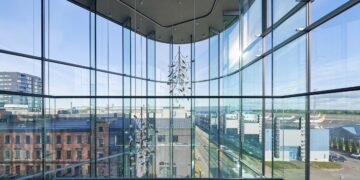 Alma Tominga ärihoones on palju rohelust ja avarust, klaas ja betoon moodustavad terviku. Foto: Kristian Kruuser