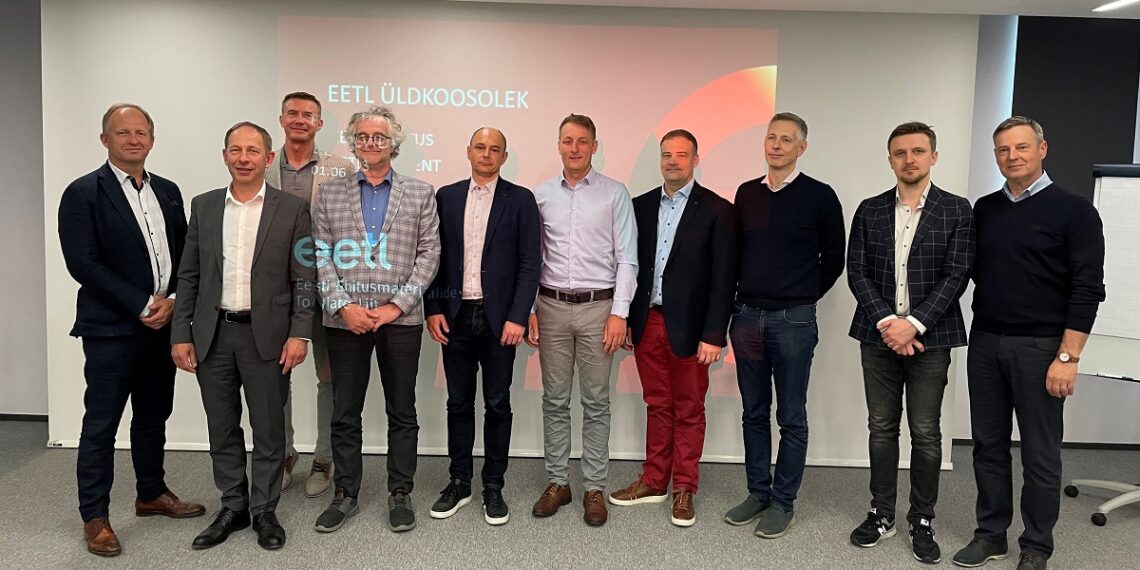 Meelis Einstein jätkab juhatuses, kuid andis liidu juhtimise teatepulga üle Saint-Gobain Eesti AS-i tegevjuhile Mart Arrole. Foto: Eesti Ehitusmaterjalide Tootjate Liit