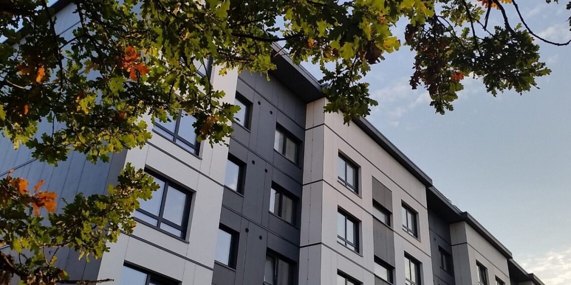 Tehaseelementidega renoveerimine: tüüpplaneeringuga korterelamuid tehaseelementidega renoveerides on võimalik teha palju ja kiiresti. Fotol Tallinna Tehnikaülikooli ühiselamu. Foto: Matek AS