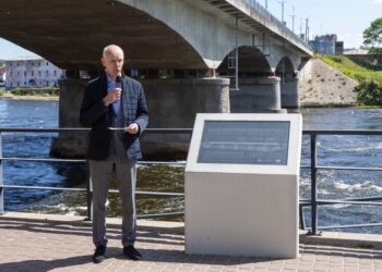 Mälestustahvel Eesti esimesele betoonehitisele. Foto: Eesti Betooniühing
