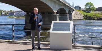 Mälestustahvel Eesti esimesele betoonehitisele. Foto: Eesti Betooniühing