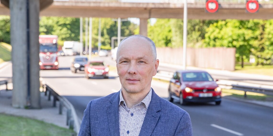 Tarmo Trei: vajame stabiilset rahastust ja pikka plaani. Eesti Taristuehituse Liidu juht Tarmo Trei toob esile, et taristusse investeeritud miljon eruot toob sellest riigile maksudena tagasi 30–40% ja loob 15 töökohta. Foto: Raul Mee