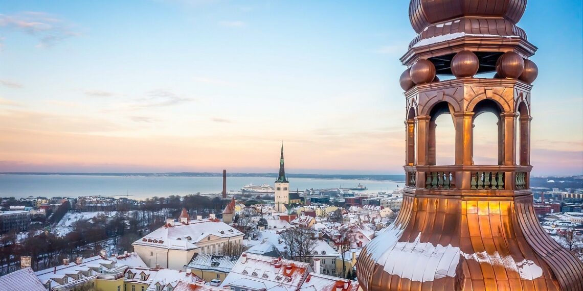 Tallinna Toomkiriku vaskne tornikiiver asub trofeed püüdma metallkatuste kategoorias.