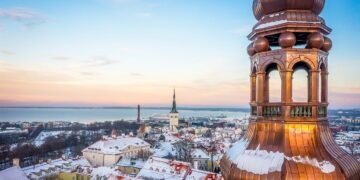 Tallinna Toomkiriku vaskne tornikiiver asub trofeed püüdma metallkatuste kategoorias.