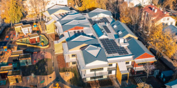 Lamekatuste standard. Kellukese lasteaia PVC-rullmaterjali ja terasest valtsplekiga kombineeritud töö lamekatuste kategoorias. Kellukese lasteaia katusel toimetasid Katusefirma OÜ ja Orku Ehitus OÜ katusemeistrid.