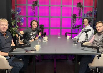 Digitaalehituse klastri taskuhäälingu neljanda episoodi külalised on 3Di (Hades Geodeesia OÜ) tehnoloogiajuht Vaiko Veeleid, Wenture tegevjuht Kaur Tuli ning Tallinna Linnavaraameti digiehituse valdkonna juht Christopher-Robin Raitviir. Saadet juhib Kliimaministeeriumi digiehituse valdkonna juht Jaan Saar.