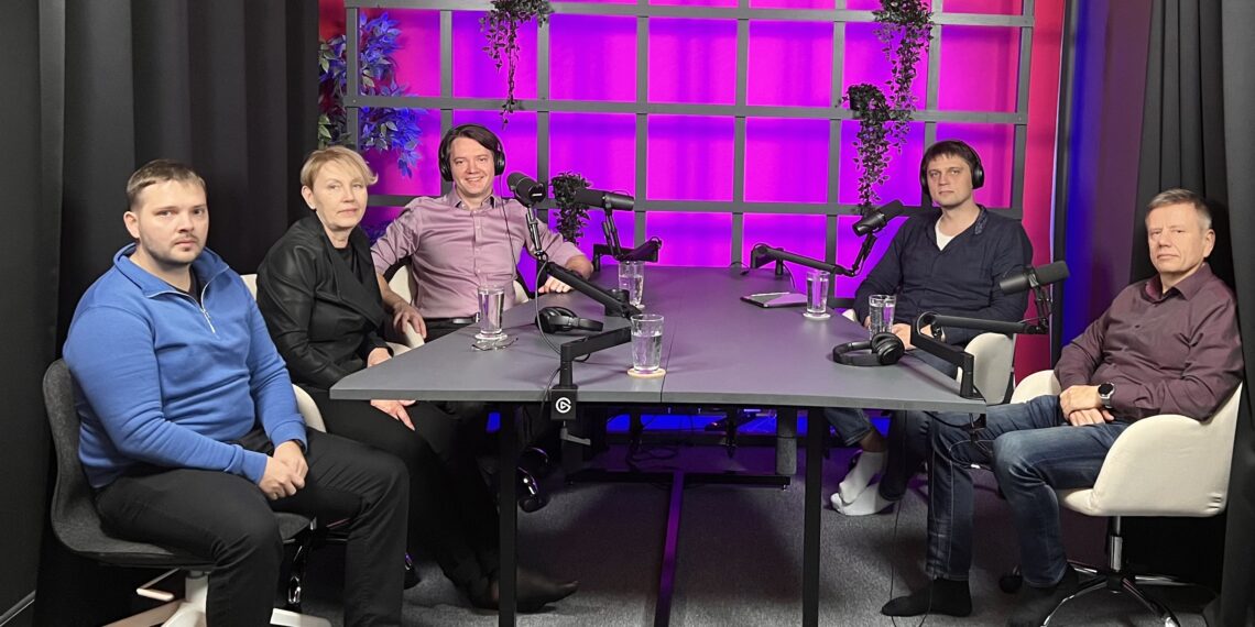 Digitaalehituse klastri taskuhäälingu seitsmenda episoodi külalised on Urmas Alber Rail Balticast, Kaur Tuli Wenture OÜ-st, Hendrik Park TalTechist ning Kaia Kirs Reminet OÜ-st . Saadet juhib Kliimaministeeriumi digiehituse valdkonna juht Jaan Saar.