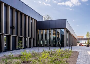 Narva riigigümnaasium: unikaalne ja efektne. Foto: Sixten Sepp