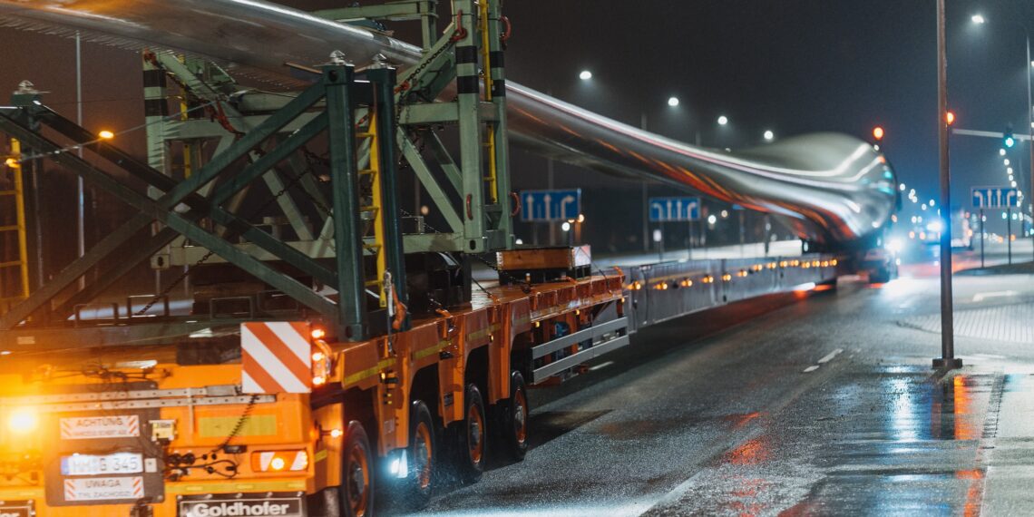 Enefit Green hakkas transportima Klaipeda sadamast tuulikute osi Leedus valmivasse Kelme tuuleparki. Foto: Enefit Green / Anrius Kundrotas