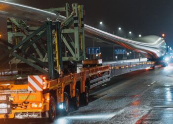 Enefit Green hakkas transportima Klaipeda sadamast tuulikute osi Leedus valmivasse Kelme tuuleparki. Foto: Enefit Green / Anrius Kundrotas