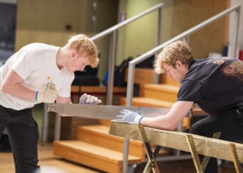 Võistluspäeval saab mõõtu võtta erinevates väljakutsetes müüriladumisest pabersilla ehitamiseni. Pildil hetked BuildIT 2023 võistlustest. Foto: TalTech