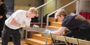 Võistluspäeval saab mõõtu võtta erinevates väljakutsetes müüriladumisest pabersilla ehitamiseni. Pildil hetked BuildIT 2023 võistlustest. Foto: TalTech