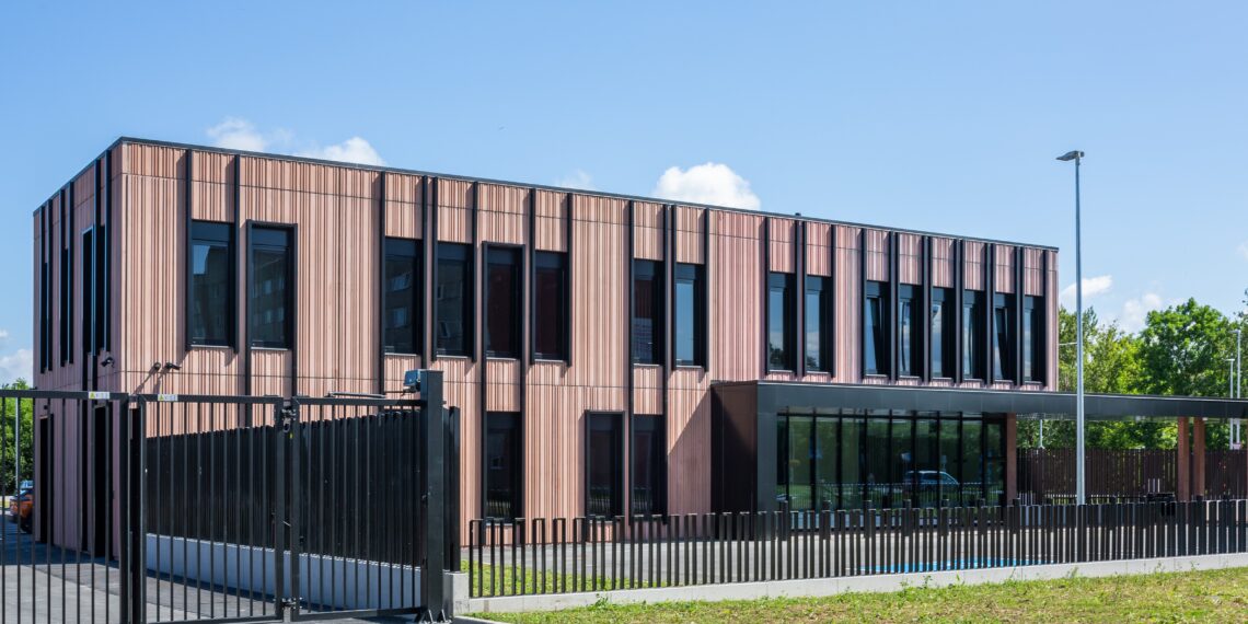 Väikelinna miljöösse sulandumiseks on hoone kergelt varieeruva, kuid intensiivse värvilahendusega ja jõuliselt struktuurse pinnaviimistlusega. Fotod: aasta betoonehitise konkurss