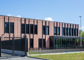 Väikelinna miljöösse sulandumiseks on hoone kergelt varieeruva, kuid intensiivse värvilahendusega ja jõuliselt struktuurse pinnaviimistlusega. Fotod: aasta betoonehitise konkurss