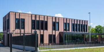 Väikelinna miljöösse sulandumiseks on hoone kergelt varieeruva, kuid intensiivse värvilahendusega ja jõuliselt struktuurse pinnaviimistlusega. Fotod: aasta betoonehitise konkurss