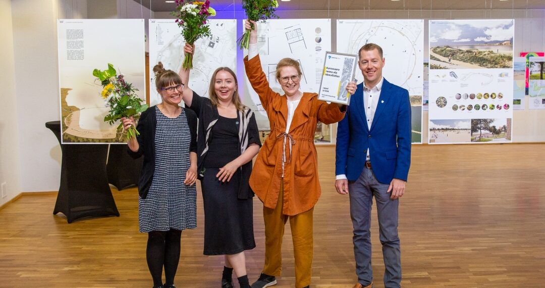 Kuressaare rannaalaideekonkursi võitjad Punktiir OÜ-st. Foto: Saaremaa Vallavalitsus / Kersti Õunapuu