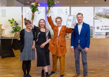 Kuressaare rannaalaideekonkursi võitjad Punktiir OÜ-st. Foto: Saaremaa Vallavalitsus / Kersti Õunapuu