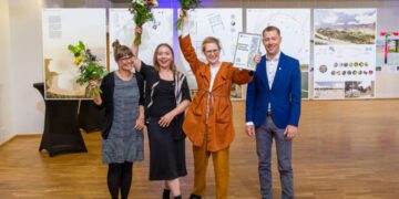 Kuressaare rannaalaideekonkursi võitjad Punktiir OÜ-st. Foto: Saaremaa Vallavalitsus / Kersti Õunapuu